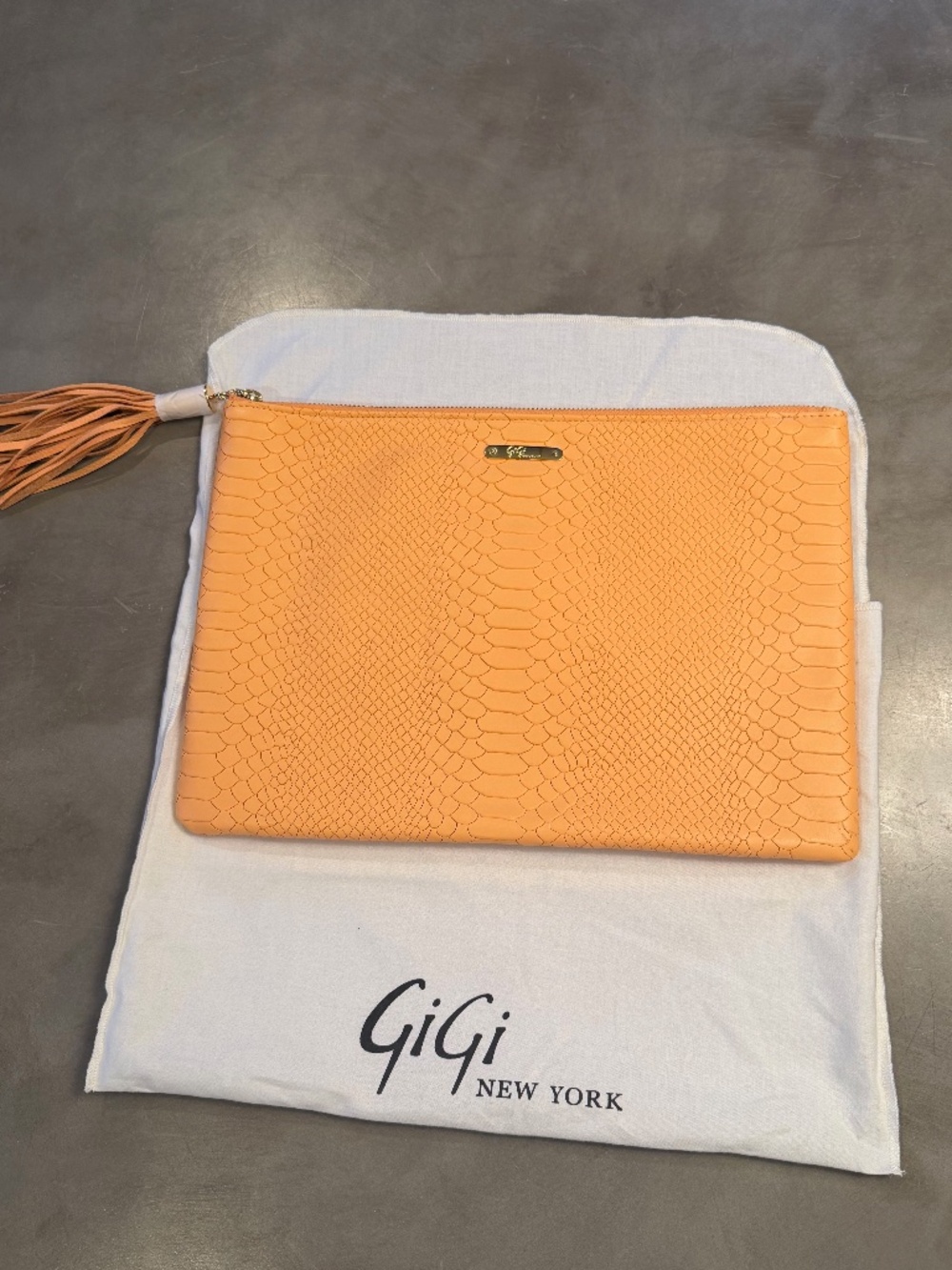 Gorgeous GiGi New York clutch in a beautiful peachy blush tone! 🤍